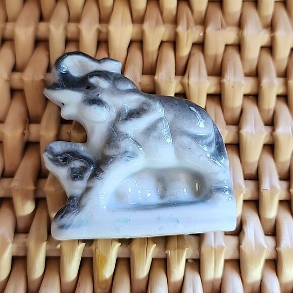 Vintage Mama & Baby Elephant Figurine Made In Japan - Picture 1 of 7